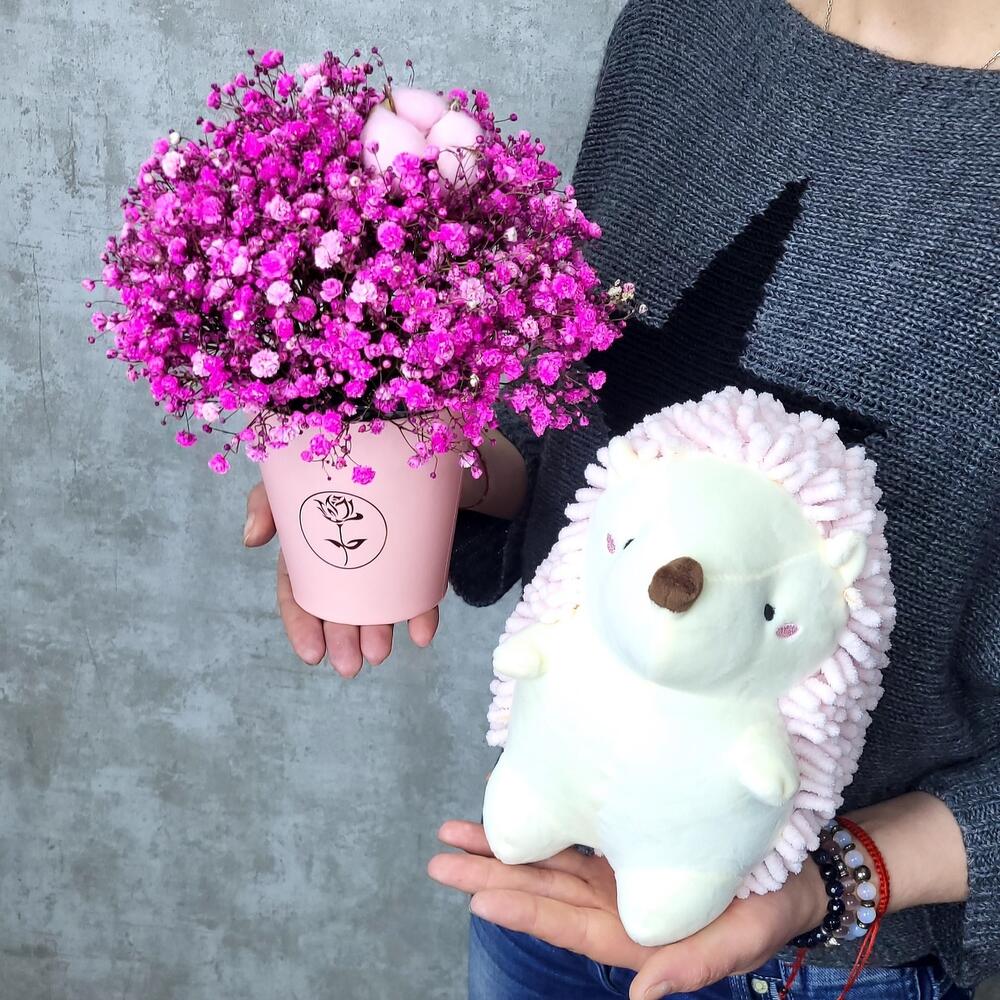 Розовый ёжик со стаканчиком розовой гипсофилы Розовый ёжик со стаканчиком розовой гипсофилы